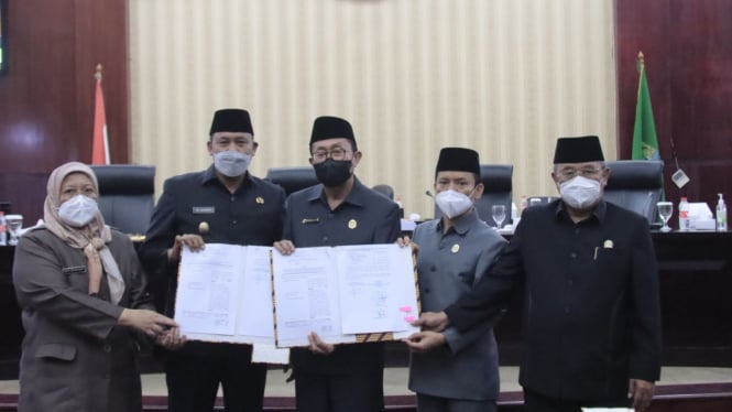 Plt. Walikota Bekasi, Tri Adhianto hadir dalam rapat penyampaian rancangan KUA