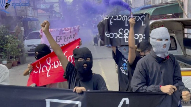 Sejumlah warga di Yangon, Myanmar, Senin (25/7/2022), menggelar protes pascaeksekusi mati para aktivis.