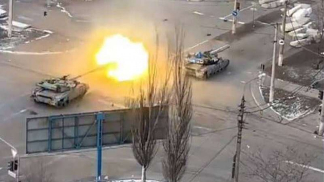 VIVA Militer: Serangan tank militer Rusia di Mariupol, Ukraina