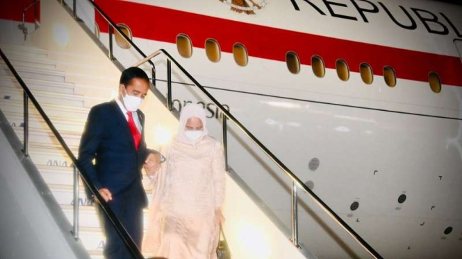 Presiden Joko Widodo dan Iriana Joko Widodo tiba di Tokyo
