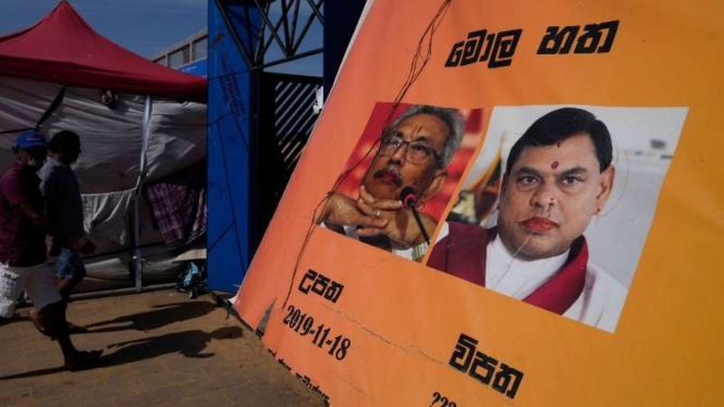 Wajah Gotabaya Rajapaksa dan saudaranya Basil di poster protes rakyat Sri Lanka