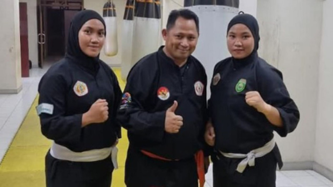Pesilat Indonesia, Nia Larasati dan Fransiska Sandra Dewi bersama pelatih