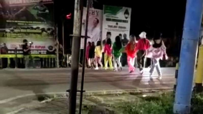 Aksi ala Citayam Fashion Week di Sidrap, Sulawesi Selatan.