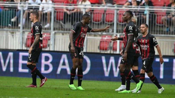 Pemain AC Milan rayakan gol.