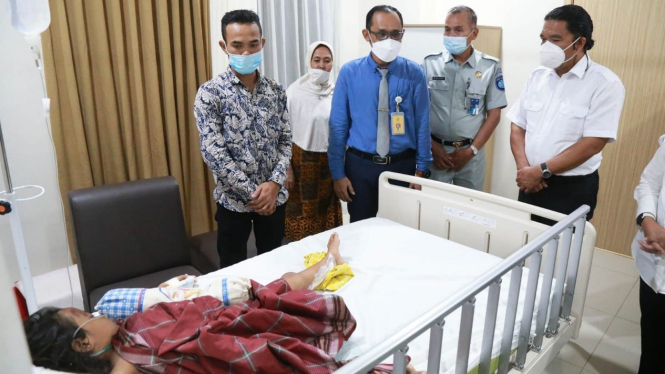 Pj Gubernur Banten menjenguk korban kecelakaan odong-odong tertabrak kereta api
