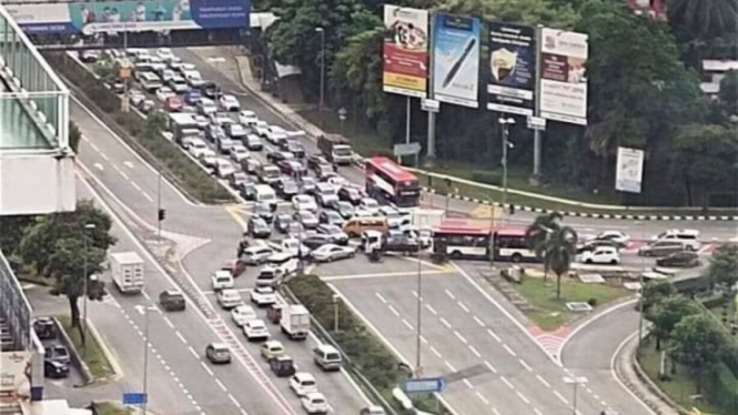 Lampu lalu lintas di Kuala Lumpur tidak berfungsi akibat pemadamam. 