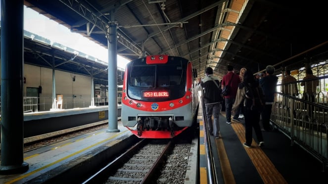 KRL di Stasiun Balapan.