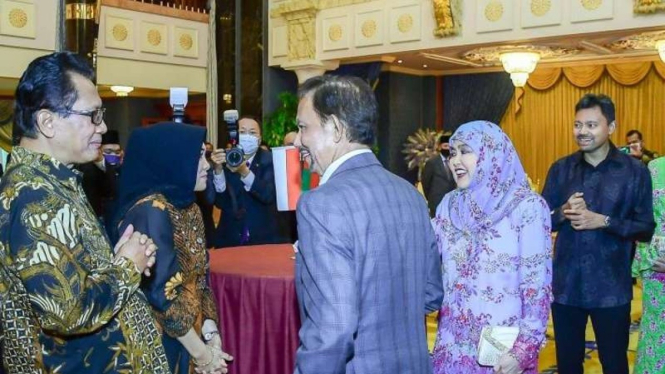 Dubes RI Sujatmiko berbicara dengan Sultan Brunei Darussalam Hassanal Bolkiah 