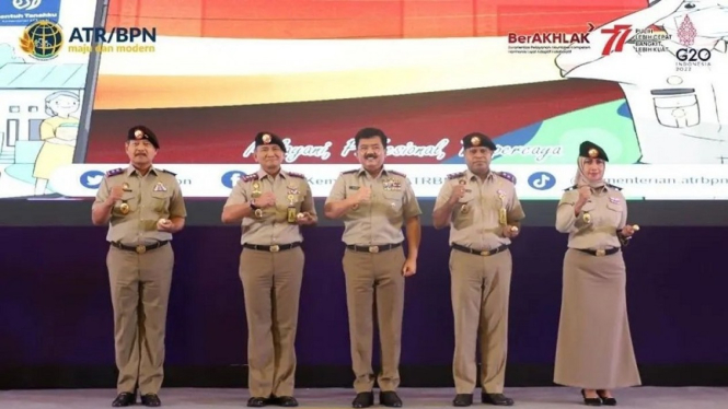 Pegawai Kementerian ATR/BPN mengenakan seragam mirip tentara dan baret