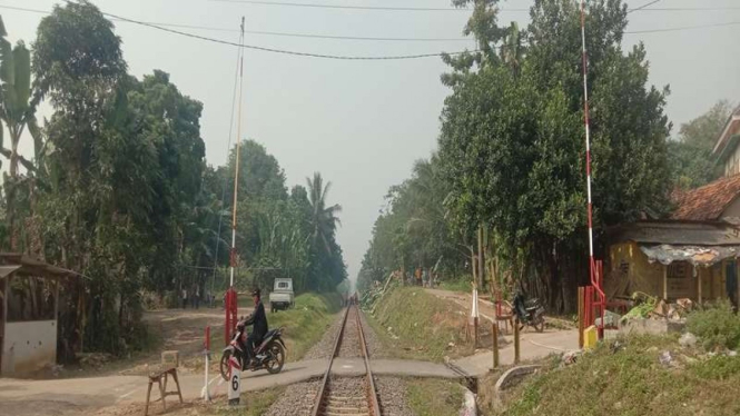 Palang pintu sederhana dibangun di lokasi kecelakaan odong-odong vs kereta