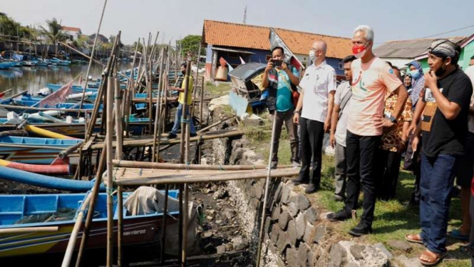 Ganjar Pranowo mendatangi langsung tempat pelelangan ikan (TPI) Tegal Katilayu