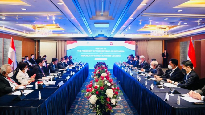 Presiden Joko Widodo menghadiri pertemuan dengan CEO perusahaan-perusahaan Korea Selatan.
