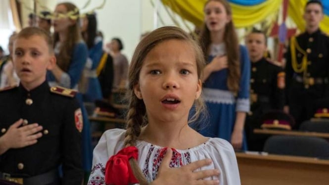 Perayaan Hari Nasional Ukraina pada 2022 di sekolah SD 