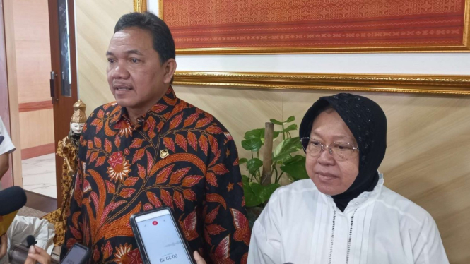 Anggota BPK RI Achsanul Qosasi dan Menteri Sosial Tri Rismaharini.