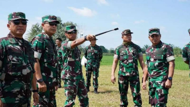 VIVA Militer: Dankodiklatad Letjen TNI Yogo tinjau daerah latihan Batu Raja