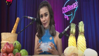 ASMR Kreasi Rujak Bebeg Es Batu, Segar Pedasnya Menggugah Iman