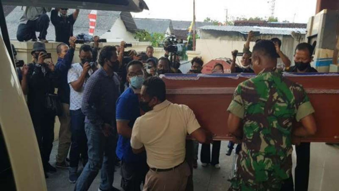 Peti jenazah Kopda Muslimin dibawa keluar usai diautopsi di RS Bhayangkara