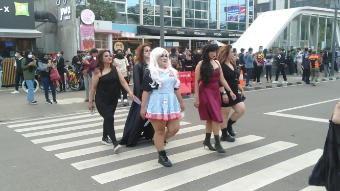Sejumlah Orang Gunakan Zebra Cross di Lokasi Citayam Fashion Week