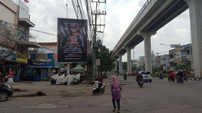 Papan Reklame Bergambar Kuyung Eka Terpajang di Pasar Lemabang Kota Palembang