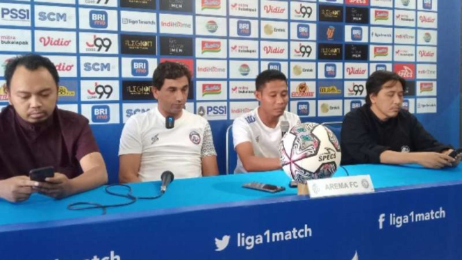 Pelatih Arema FC, Eduardo Almeida dan Evan Dimas Darmono
