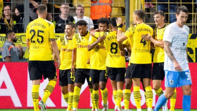 Pemain Borussia Dortmund rayakan gol.