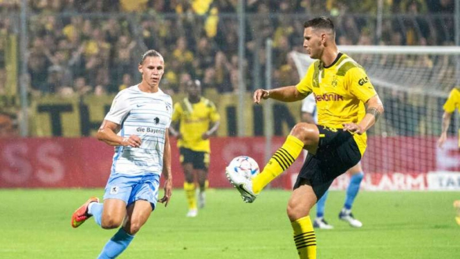 Pemain Borussia Dortmund, Niklas Sule (kanan) saat melawan TSV 1860 Munich