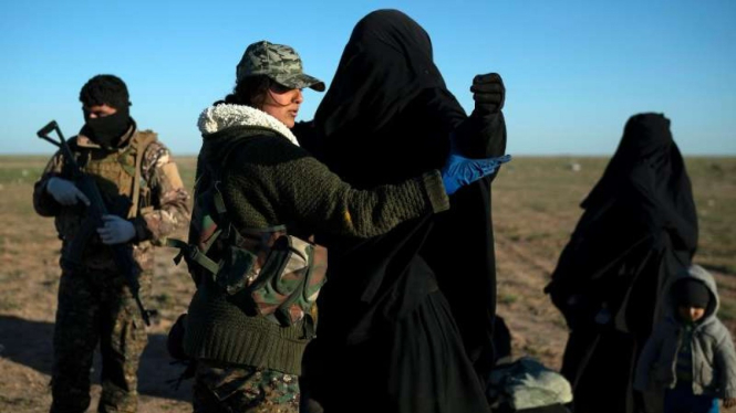 Para perempuan dievakuasi dari wilayah terakhir penguasaan ISIS di Suriah