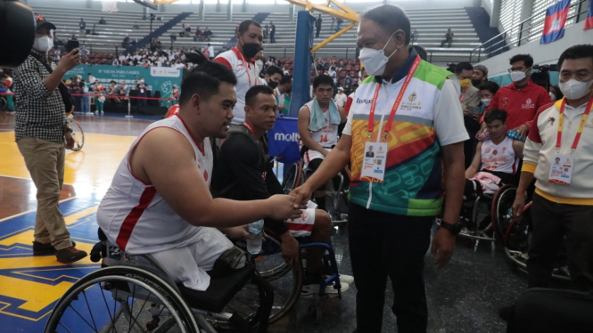 Menpora menyaksikan timnas bola basket kursi roda di Asean Para Games Solo 2022