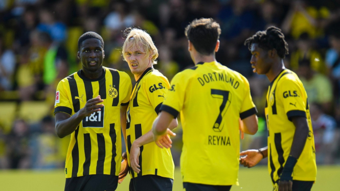Pemain Dortmund merayakan gol