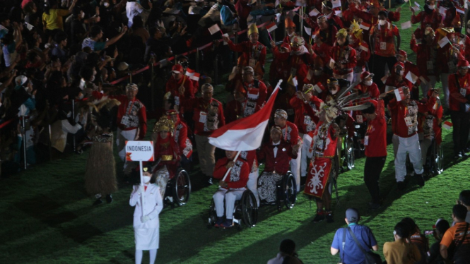 Defile kontingen Indonesia di ASEAN Para Games 2022
