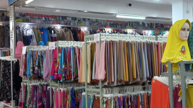 Kios pakaian di pasar beringharjo yang belum ramai pengunjung