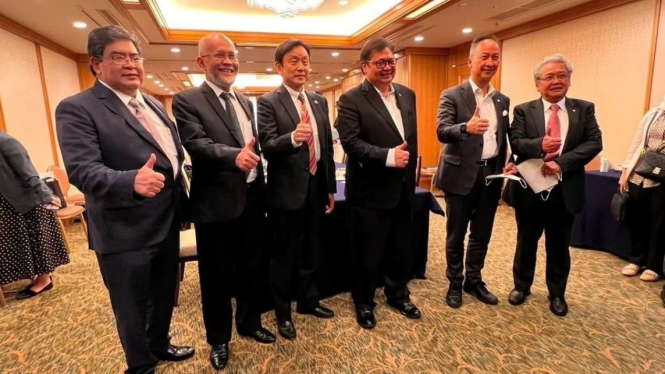 Minister of Economy with the leaders of automotive companies in Japan