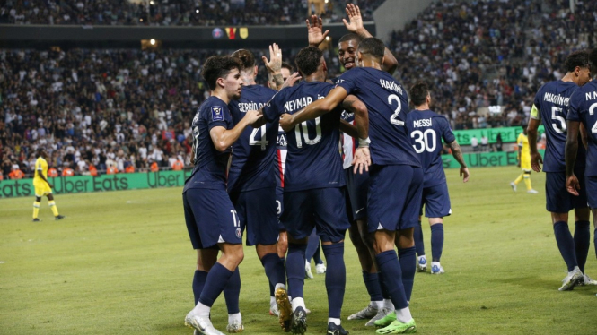 Pemain Paris Saint-Germain (PSG) merayakan gol