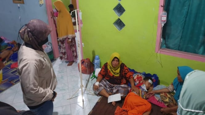 Puluhan anak di Desa Tanjung pucuk, Kecamatan VII Koto, Kabupaten Tebo, Jambi keracunan usai makan Sate dalam rangka peringatan 1 Muharam 1444 Hijriah. 