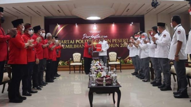 PDI Perjuangan saat mendaftar sebagai Calon Peserta Pemilu 2024 di kantor KPU RI