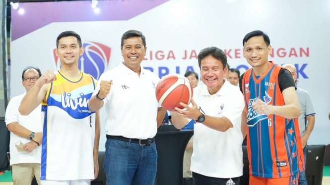 Viral Video Brigadir J dan Ferdy Sambo Bermain Basket - Viva