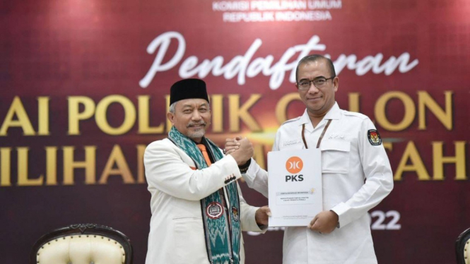 Presiden PKS Ahmad Syaikhu dan Ketua KPU Hasyim Asyari.