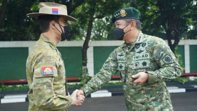 VIVA Militer: Pangkostrad Letjen TNI Maruli bertemu Kasad Australia di Makostrad