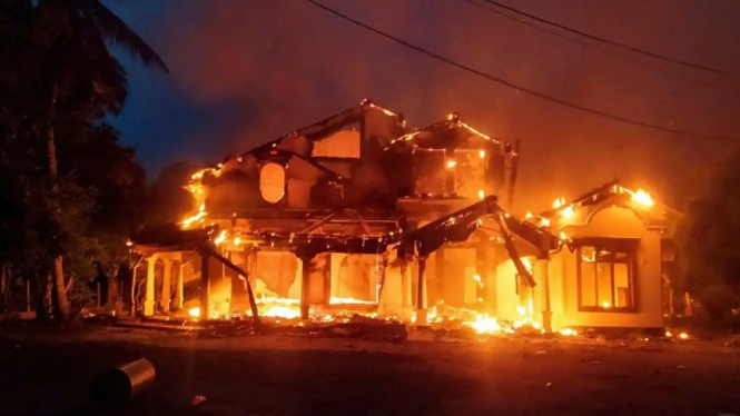 Rumah Perdana Menteri Sri Lanka, Ranil Wickremesinghe, dibakar massa pengunjuk r