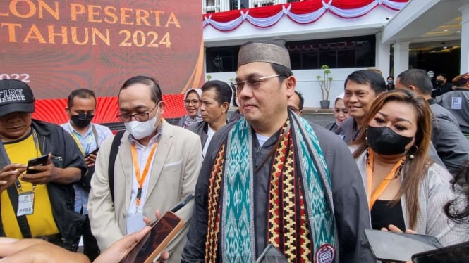 Farhat Abas saat mendaftarkan Partai Negeri Daulat Indonesia (Pandai) di KPU
