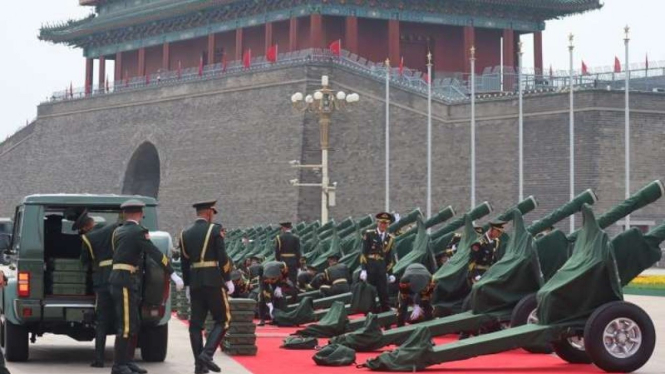 Sejumlah artileri China dipajang di Qianmen, Beijing, China