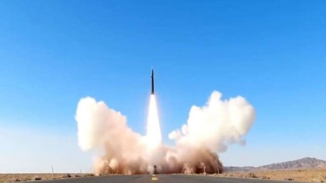 VIVA Militer: Militer China tembakkan rudal hipersonik Dongfeng DF-17