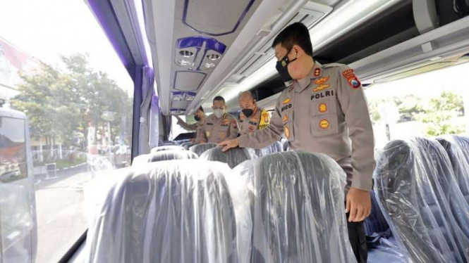 Kapolda Jawa Timur Irjen Nico Afinta mengecek bus dapat dari hibah