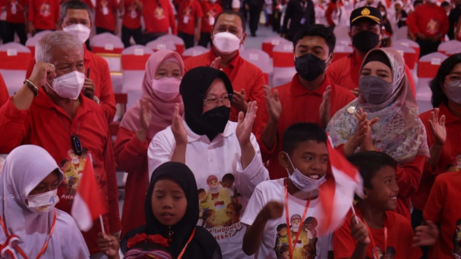 Menteri Sosial Republik Indonesia, Tri Rismaharini (tengah berbaju putih)