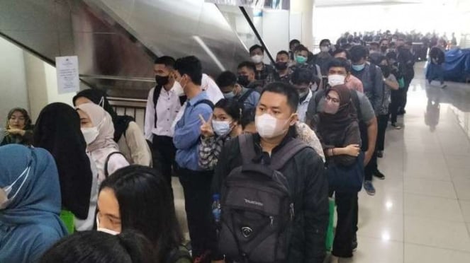 Antre Sejak Pagi, Ratusan Pencari Kerja Padati Job Fair Di Jakbar