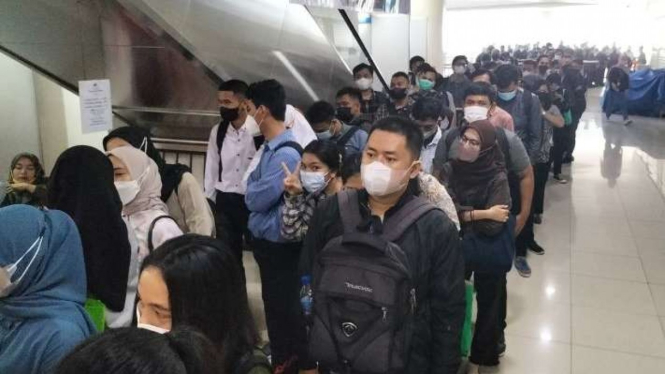 Ratusan warga mengantre di lantai satu Mal Season City untuk ikut bursa kerja.