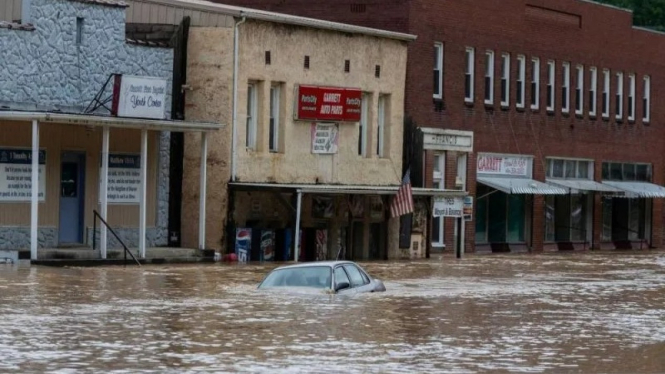 Sebuah mobil terendam banjir setelah hujan deras turun seharian di Garrett, Kentucky, Amerika Serikat, 28 Juli 2022. 
