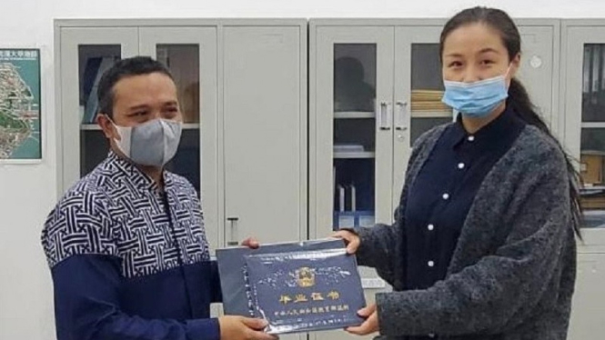 Atdikbud KBRI Beijing Yaya Sutarya (kiri) saat bertemu salah satu penanggung jawab perguruan tinggi di Wuhan, Provinsi Hubei, terkait kelanjutan pendidikan pelajar Indonesia di tengah pandemi COVID-19. 