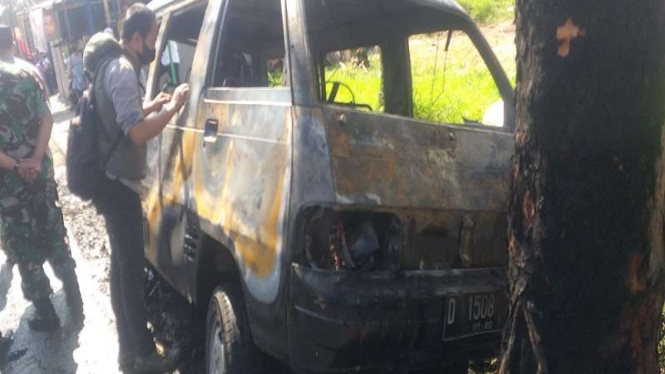 Sebuah mobil meledak lalu terbakar di Garut, Jawa Barat.
