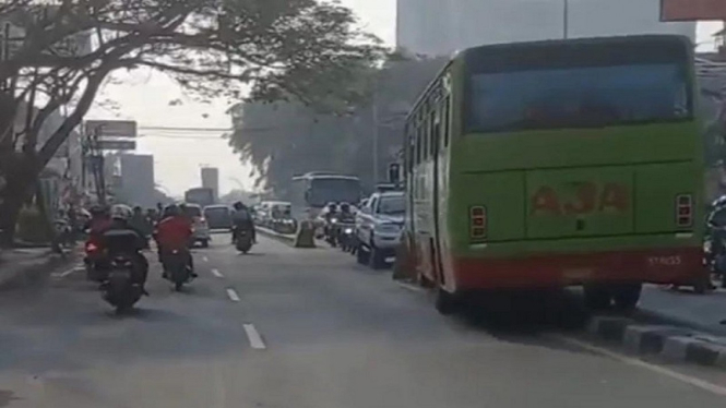Bus oleng karena rem blong menabrak median jalan dan melukai pengendara motor